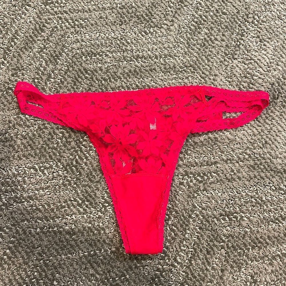 Victoria’s Secret’s VString (red size large)